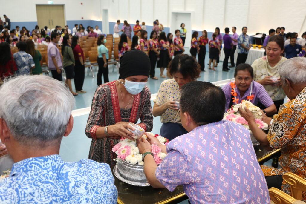 A group of people in a room
AI-generated content may be incorrect.