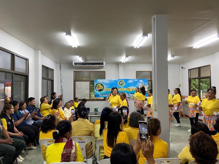 A group of people in a room

AI-generated content may be incorrect.