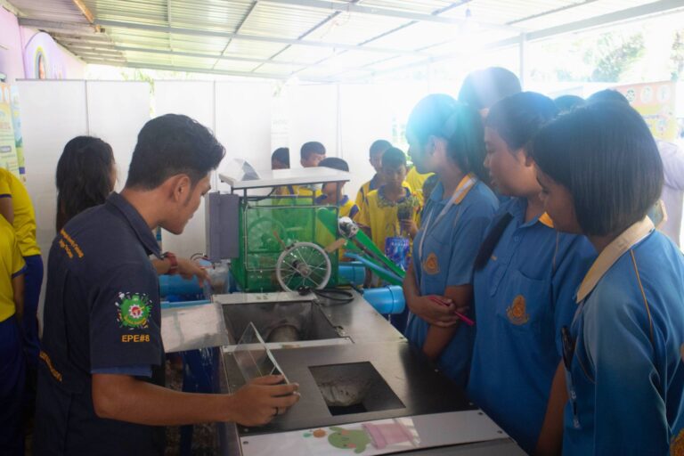 A group of people in a room

AI-generated content may be incorrect.