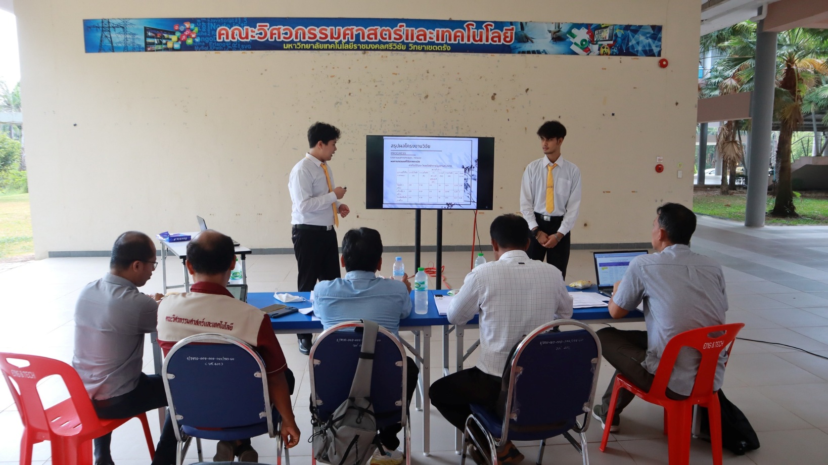 A group of people in a room

AI-generated content may be incorrect.