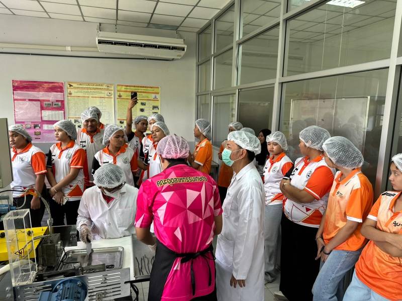 A group of people in a room

AI-generated content may be incorrect.