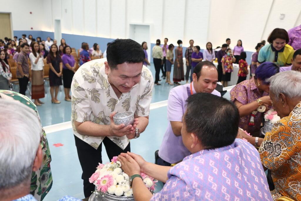 A group of people in a room
AI-generated content may be incorrect.