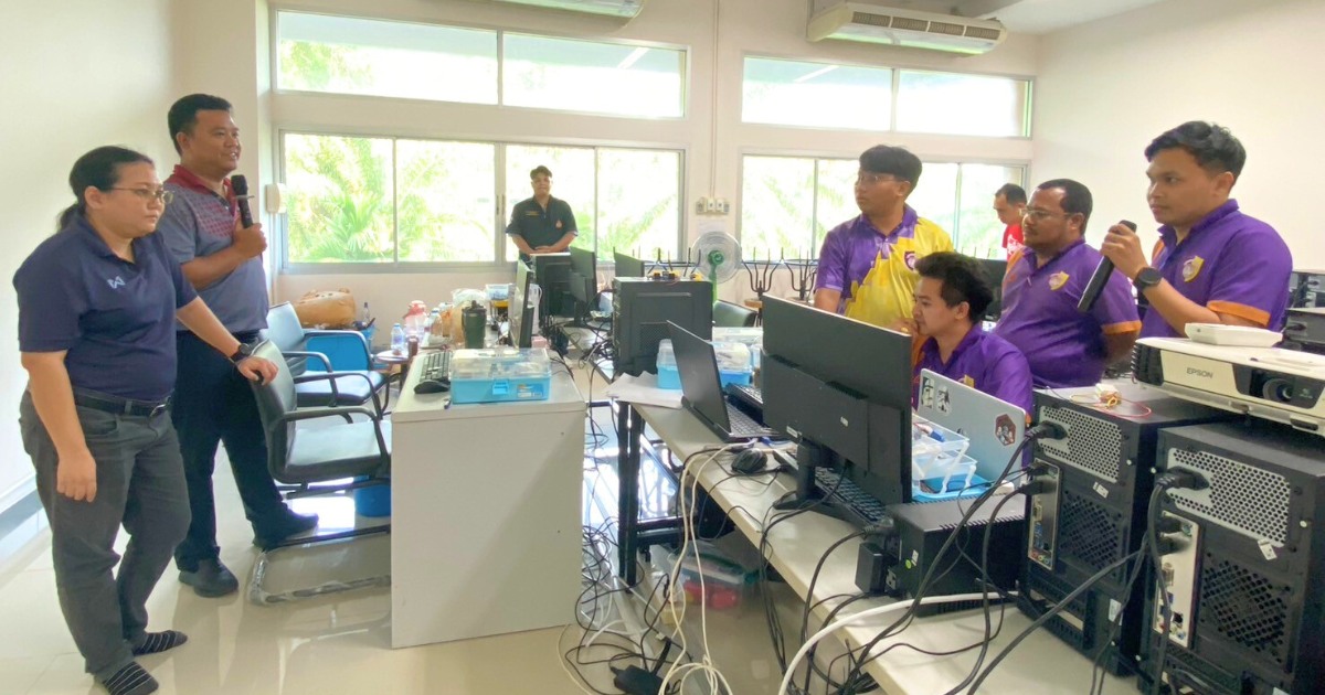 A group of people in a room with computers

AI-generated content may be incorrect.