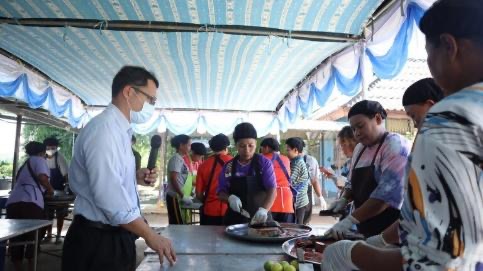 A group of people in a tent
AI-generated content may be incorrect.