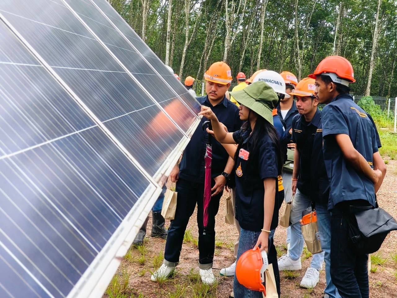 A group of people in hard hats

AI-generated content may be incorrect.