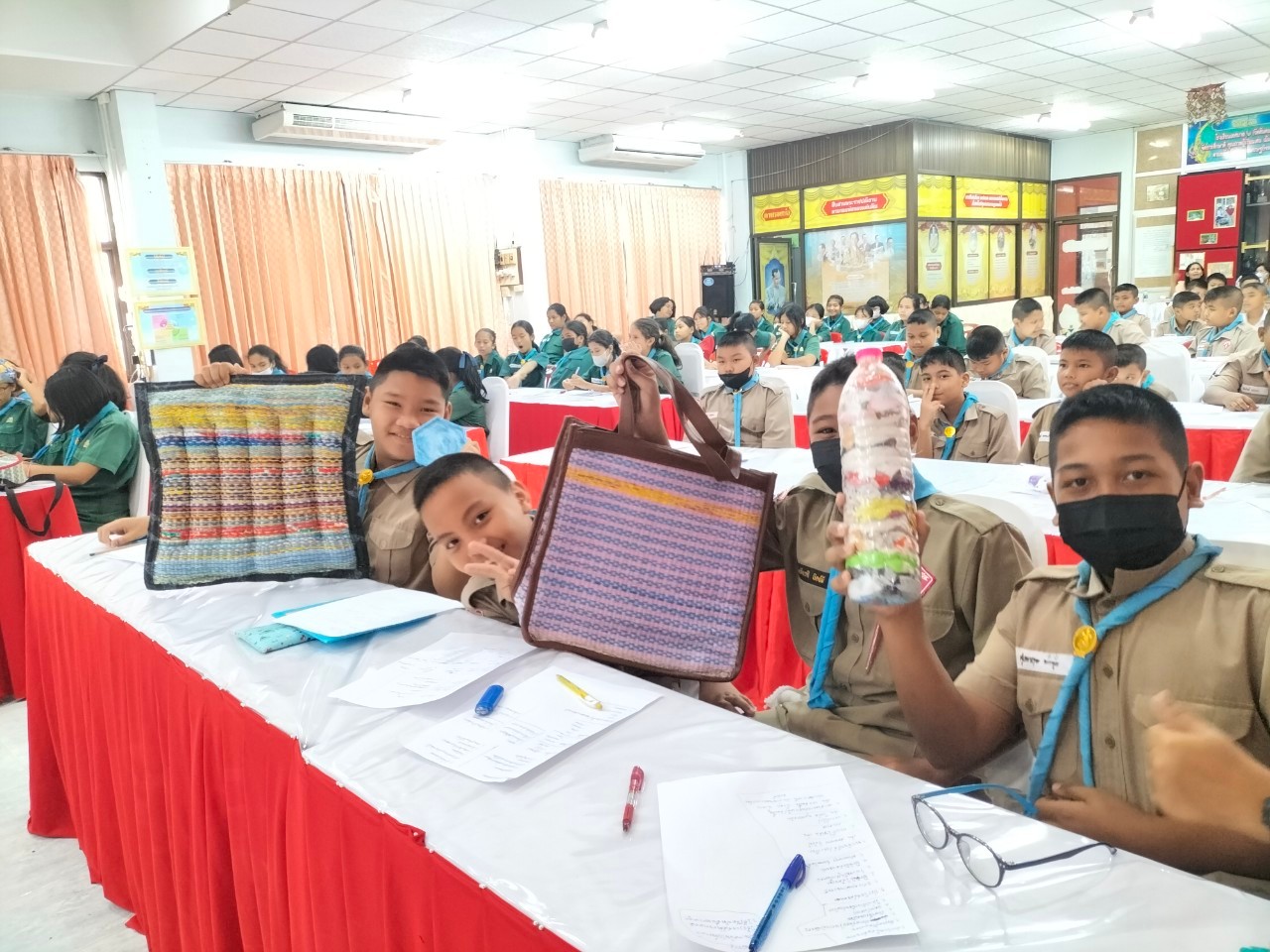 A group of people in uniform

AI-generated content may be incorrect.