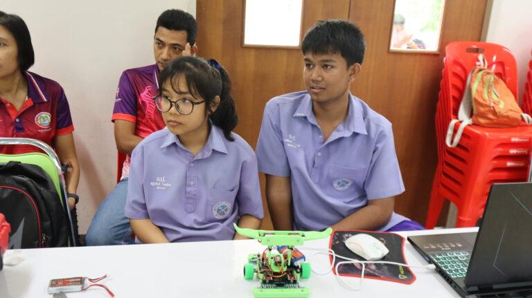 A group of people looking at a robot

AI-generated content may be incorrect.