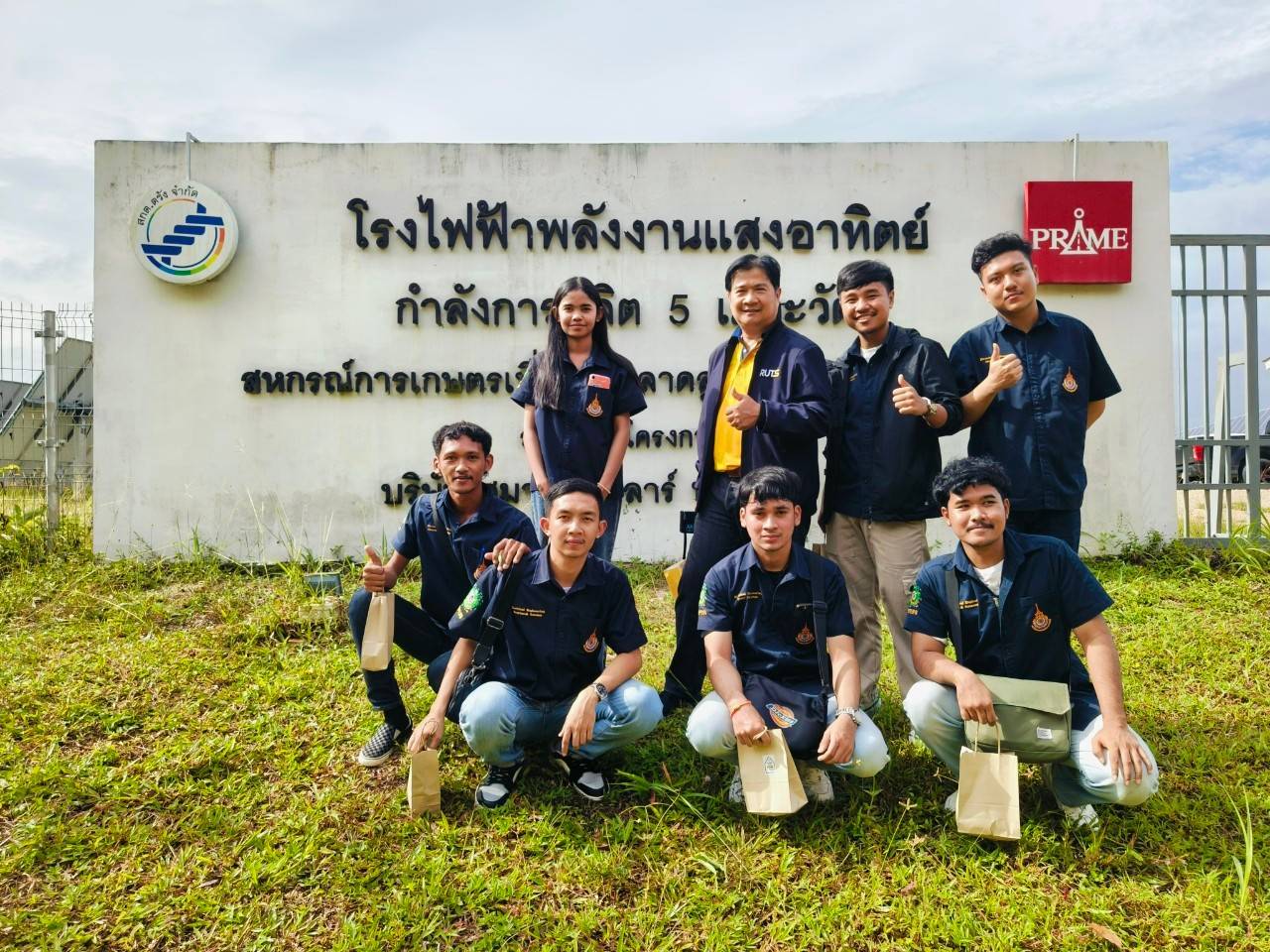 A group of people posing for a photo

AI-generated content may be incorrect.