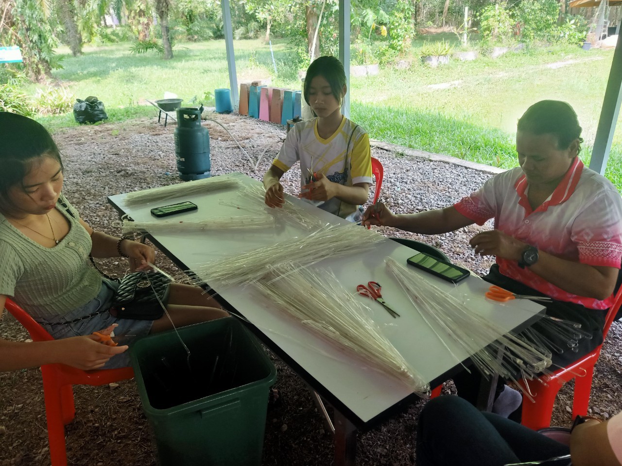 A group of people sitting at a table

AI-generated content may be incorrect.