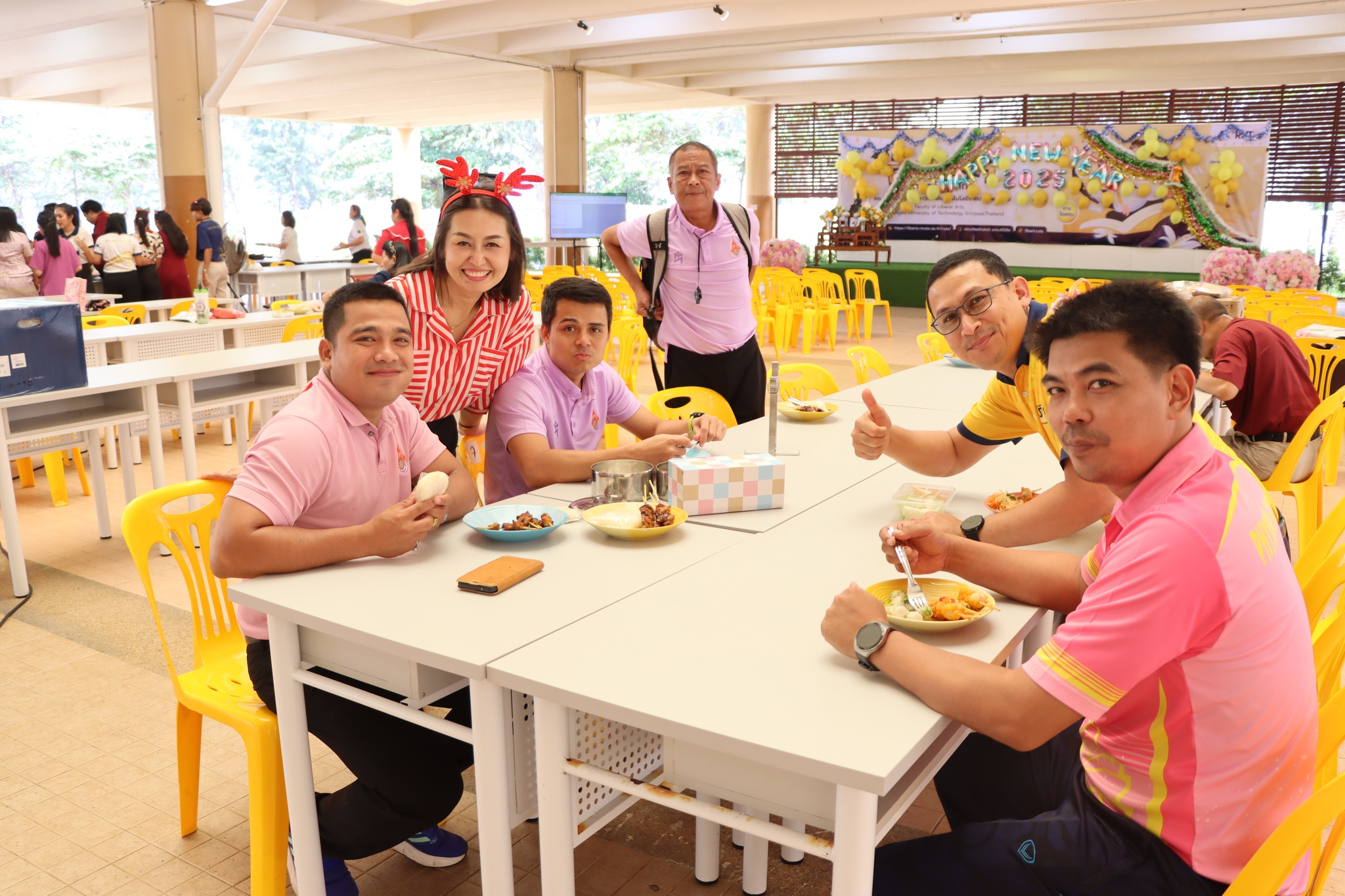 A group of people sitting at a table
AI-generated content may be incorrect.