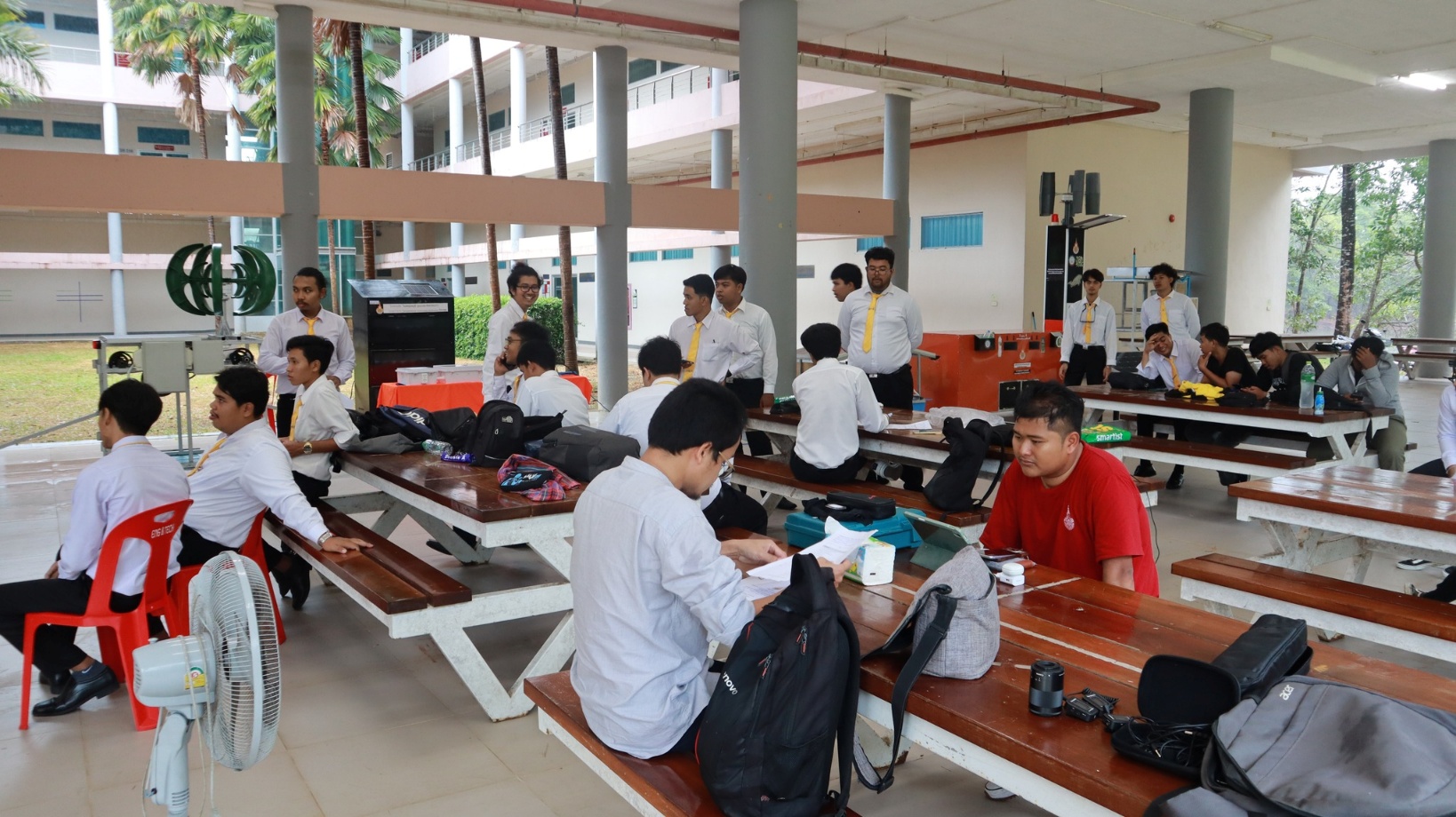 A group of people sitting at a table

AI-generated content may be incorrect.