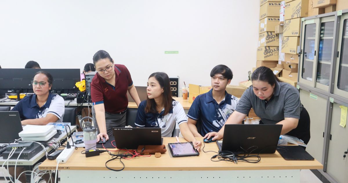 A group of people sitting at a table with laptops

AI-generated content may be incorrect.
