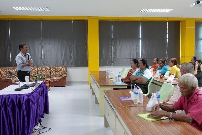 A group of people sitting at tables
AI-generated content may be incorrect.