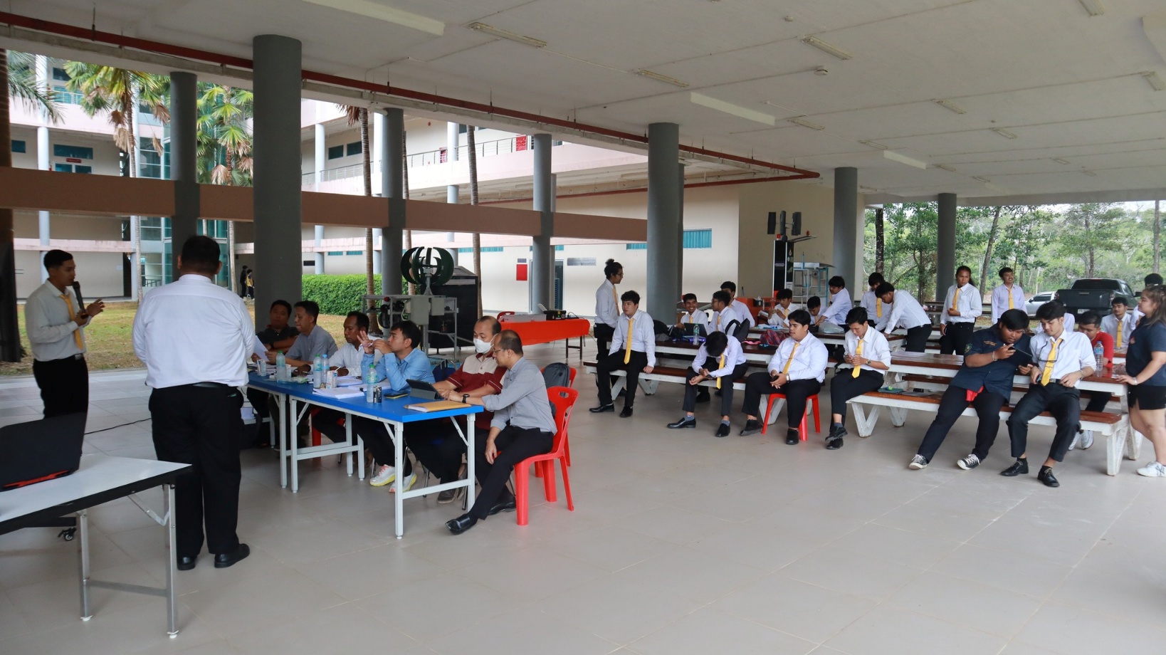 A group of people sitting at tables

AI-generated content may be incorrect.