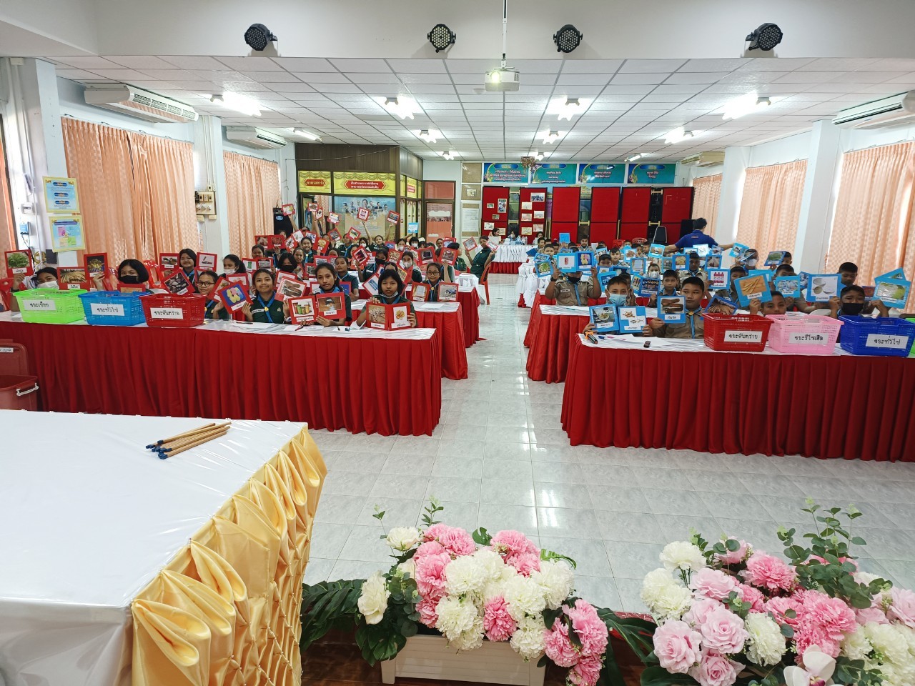A group of people sitting at tables in a room

AI-generated content may be incorrect.