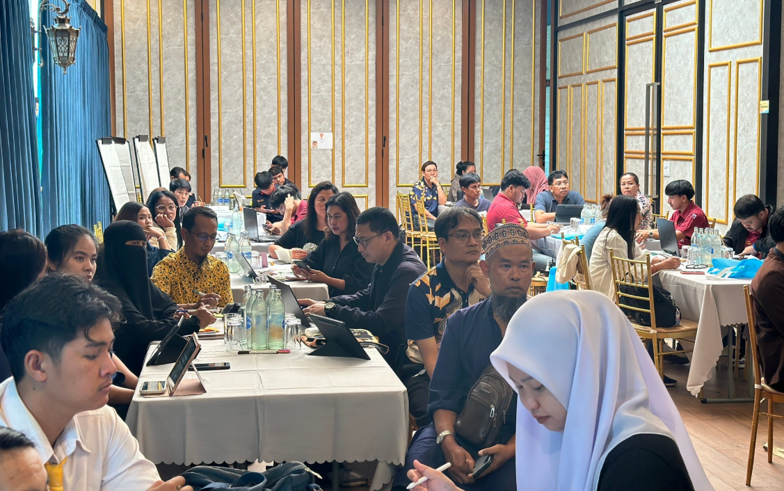 A group of people sitting at tables with laptops
AI-generated content may be incorrect.