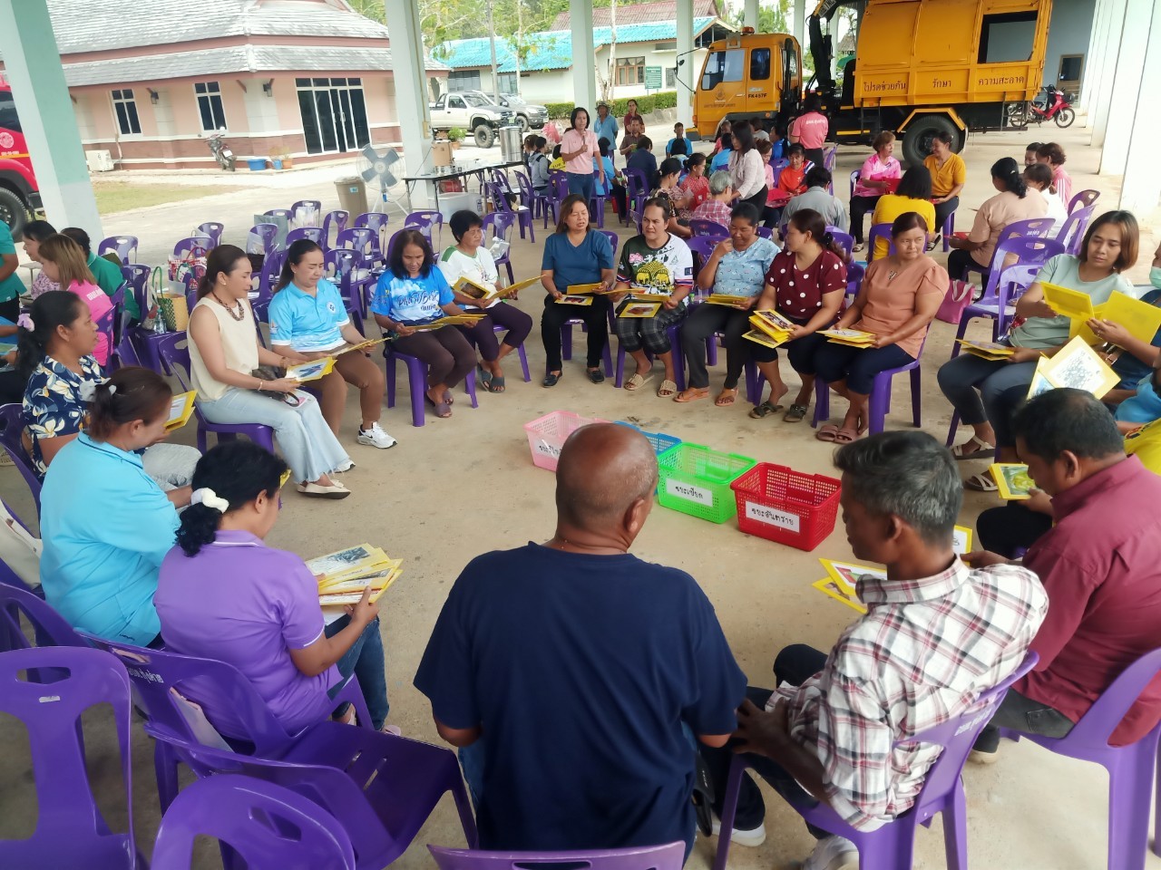 A group of people sitting in chairs

AI-generated content may be incorrect.