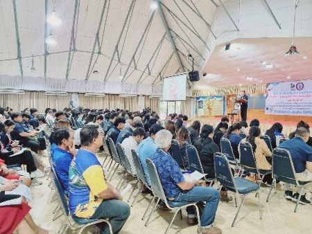 A group of people sitting in chairs

AI-generated content may be incorrect.