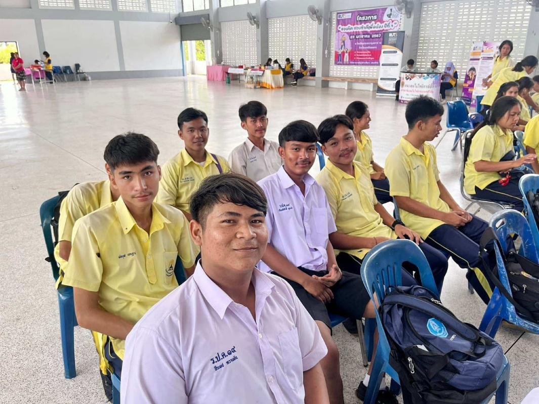 A group of people sitting in chairs
AI-generated content may be incorrect.