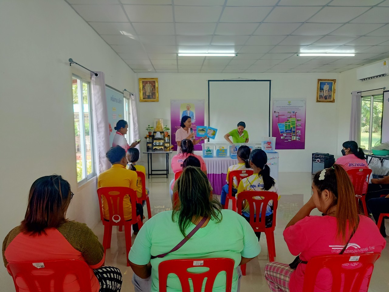 A group of people sitting in chairs in a room

AI-generated content may be incorrect.