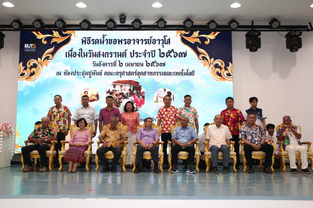 A group of people sitting on chairs
AI-generated content may be incorrect.