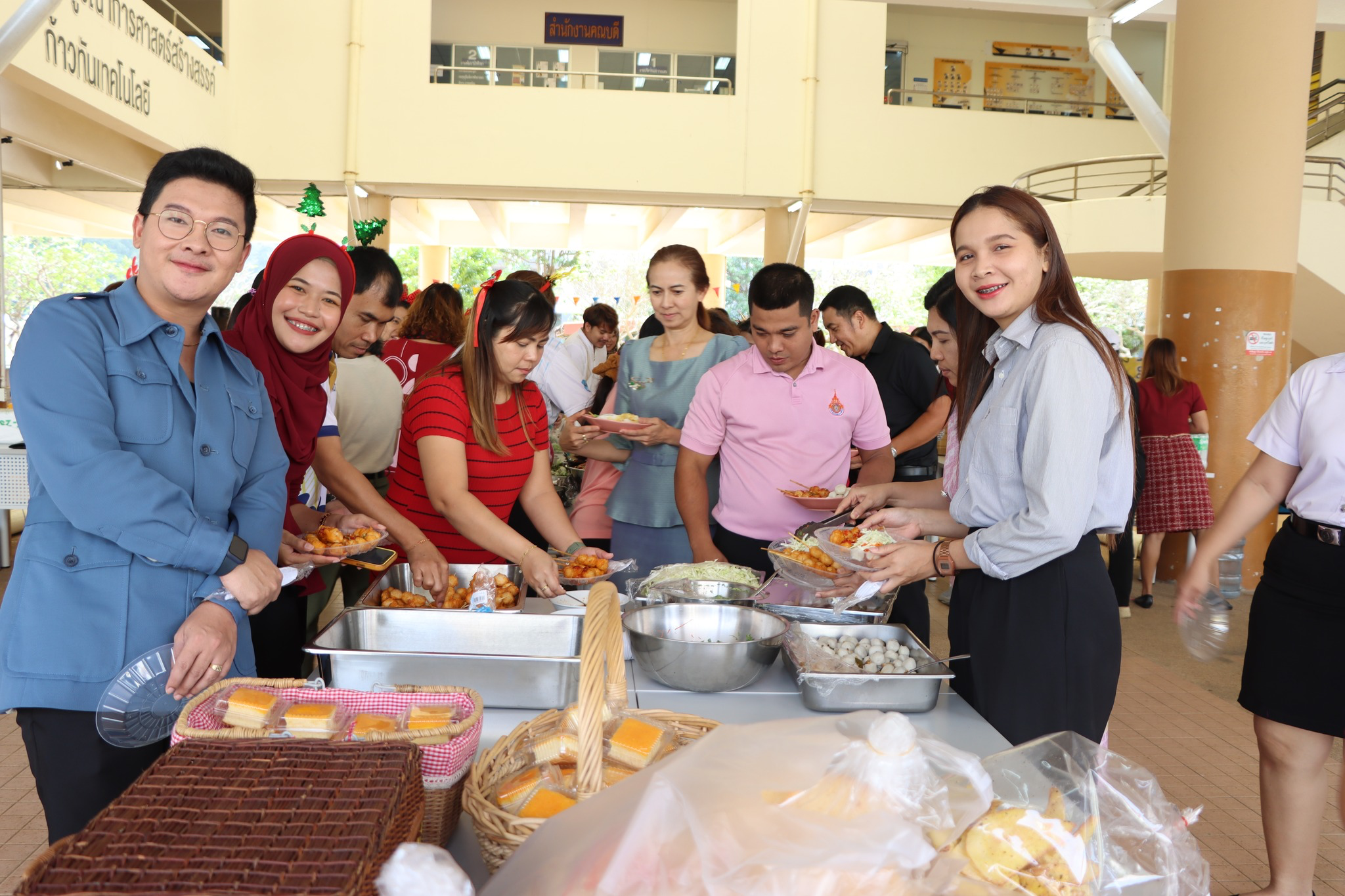 A group of people standing around a table with food
AI-generated content may be incorrect.