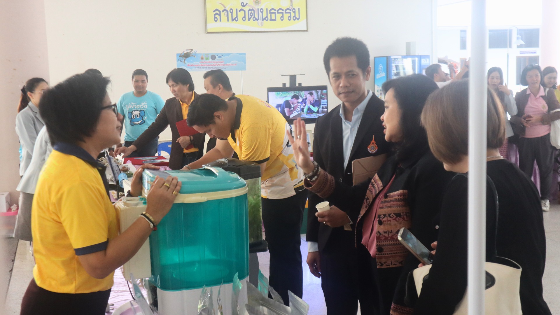 A group of people standing around a water cooler

AI-generated content may be incorrect.