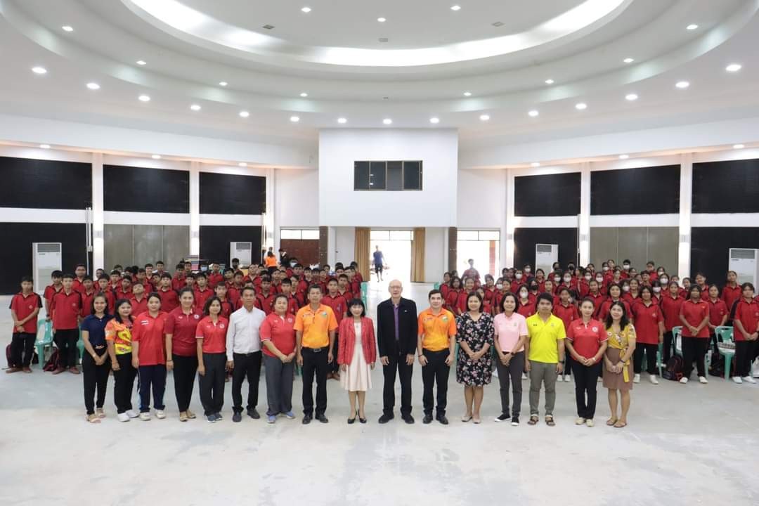 A group of people standing in a large room

AI-generated content may be incorrect.