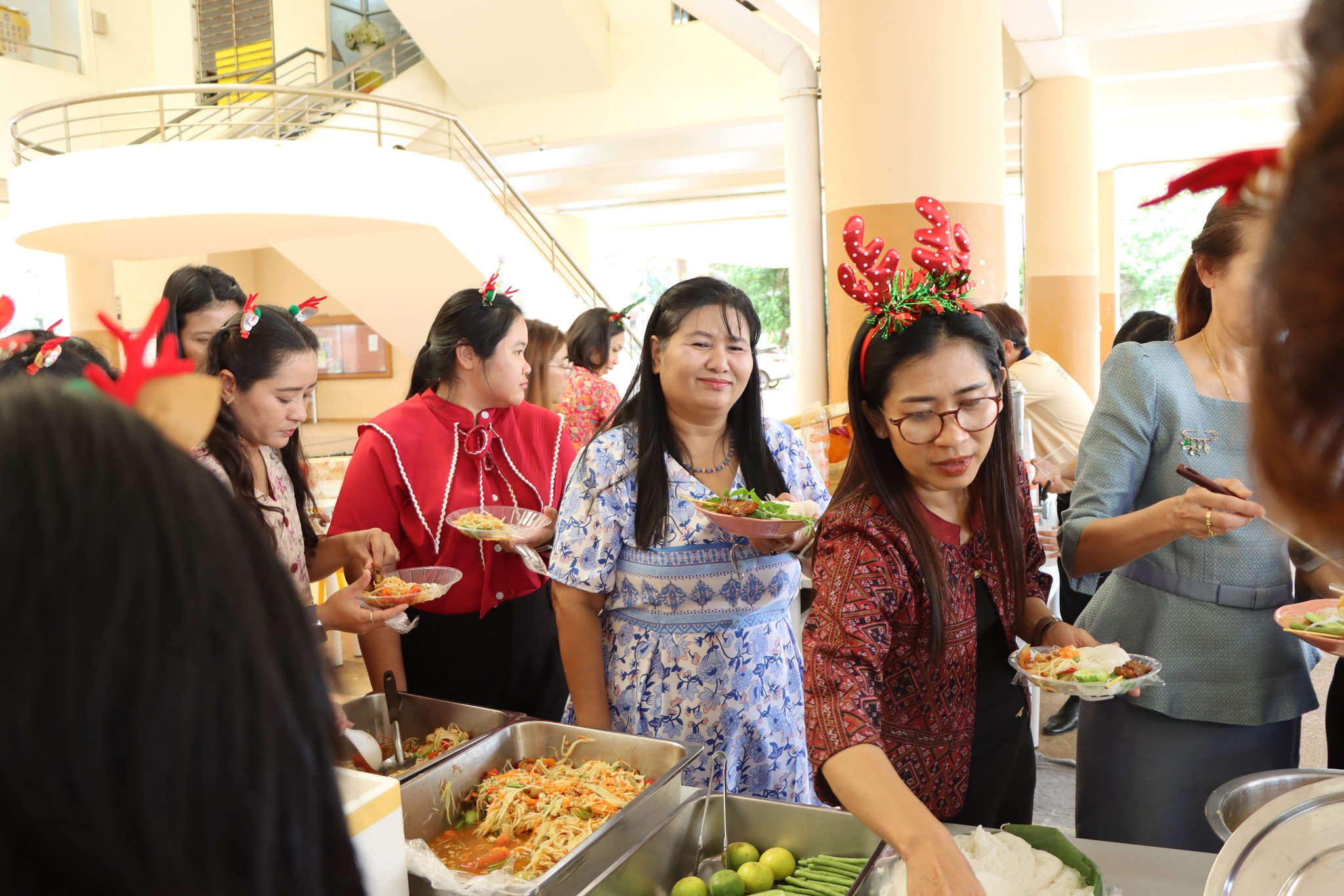 A group of people standing in a line
AI-generated content may be incorrect.