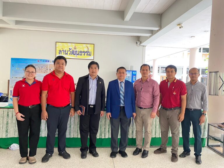 A group of people standing in a room

AI-generated content may be incorrect.