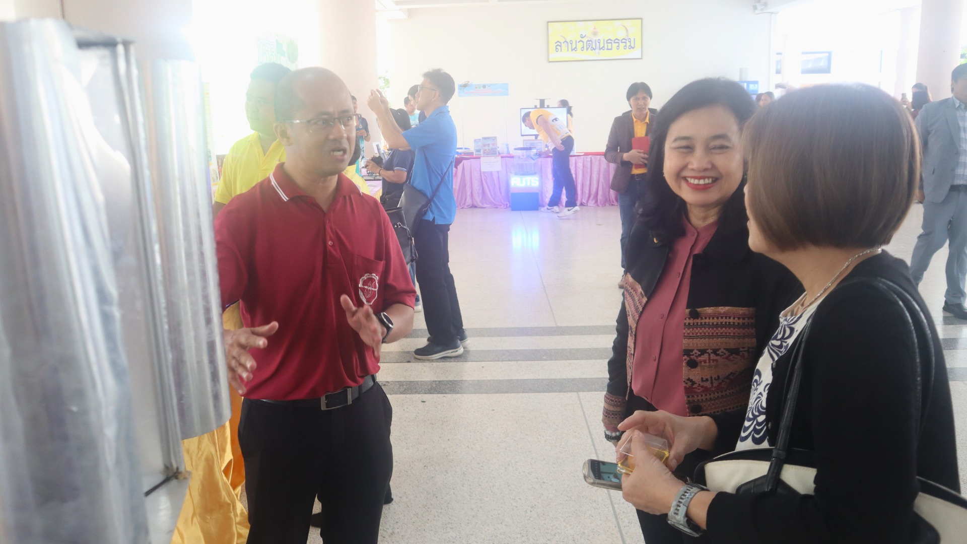 A group of people standing in a room

AI-generated content may be incorrect.