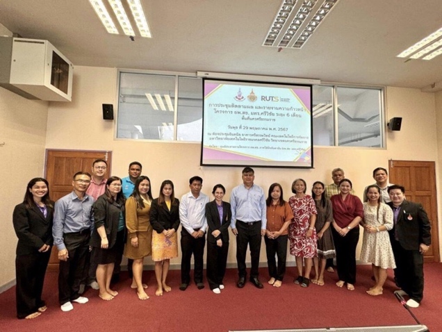 A group of people standing in front of a screen
AI-generated content may be incorrect.