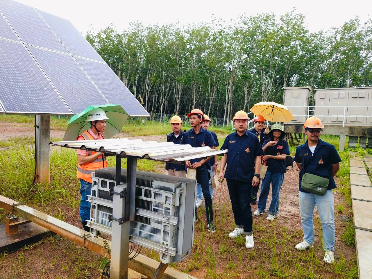 A group of people standing in front of a solar panel

AI-generated content may be incorrect.