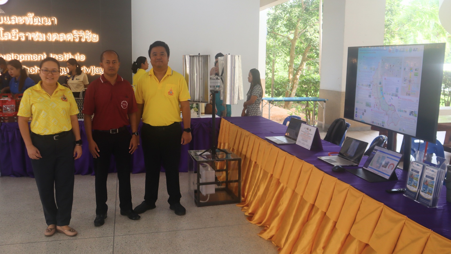 A group of people standing in front of a table with purple tablecloths

AI-generated content may be incorrect.