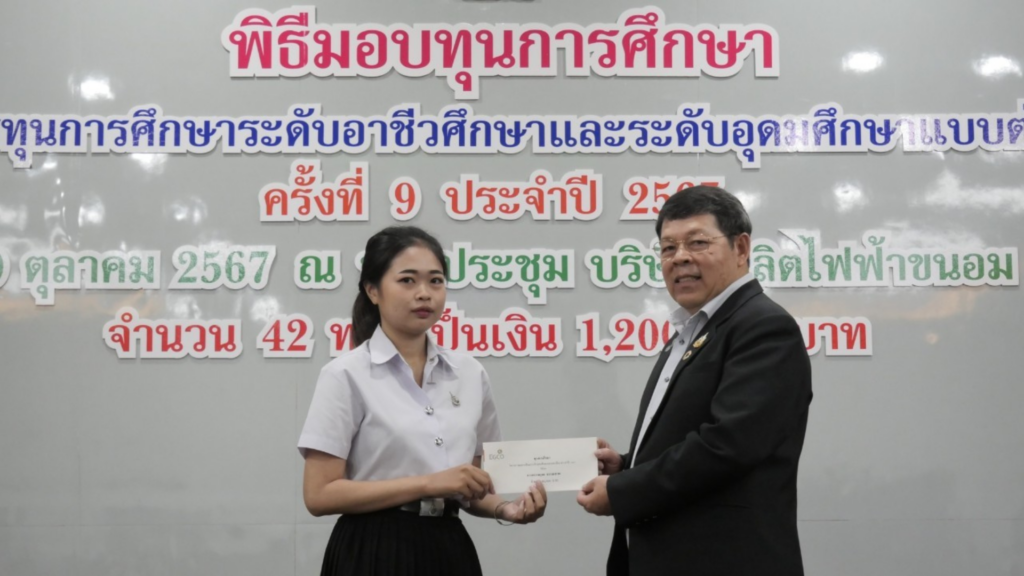 A person and person holding a piece of paper
AI-generated content may be incorrect.