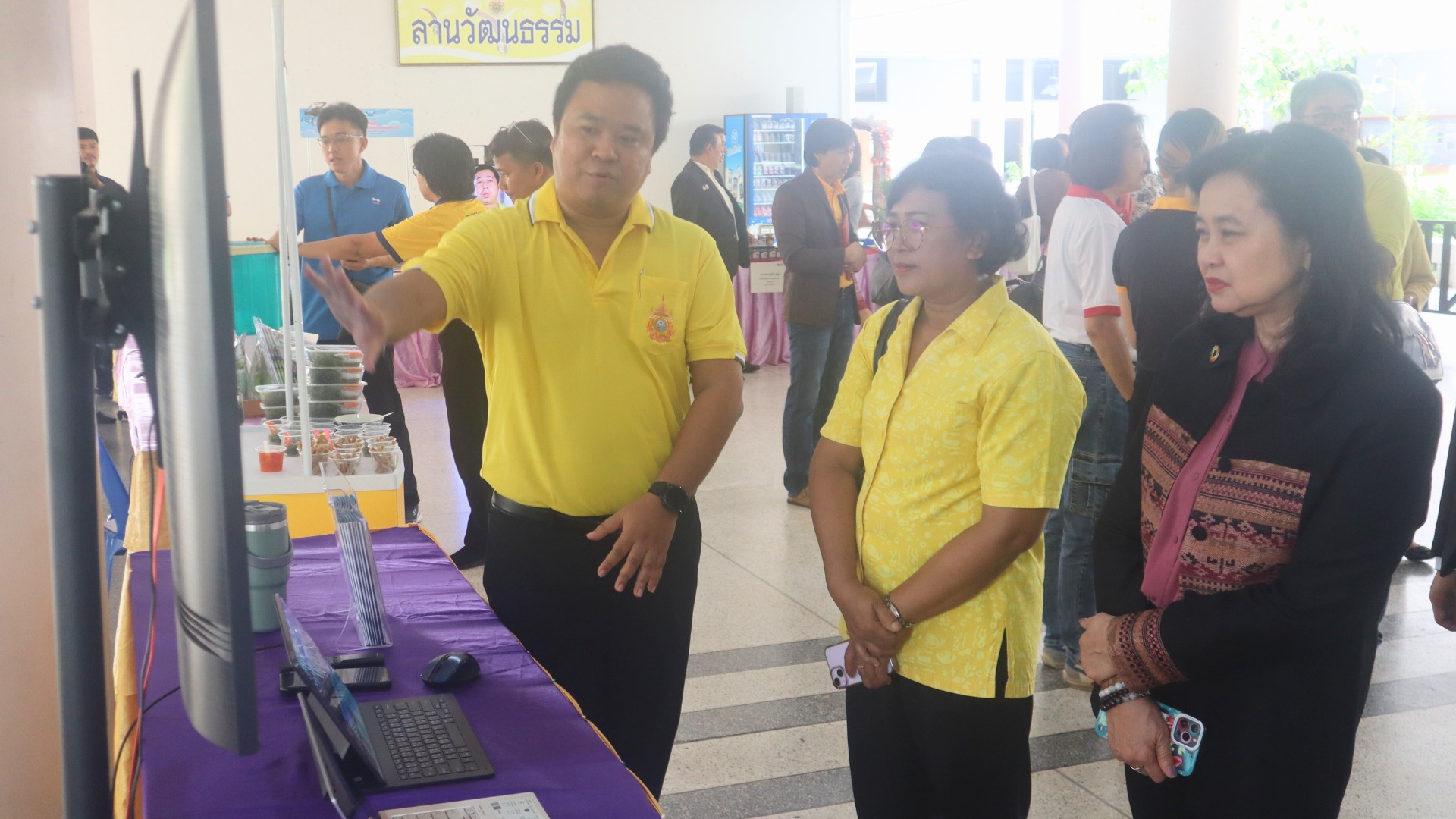 A person and person in yellow shirts

AI-generated content may be incorrect.
