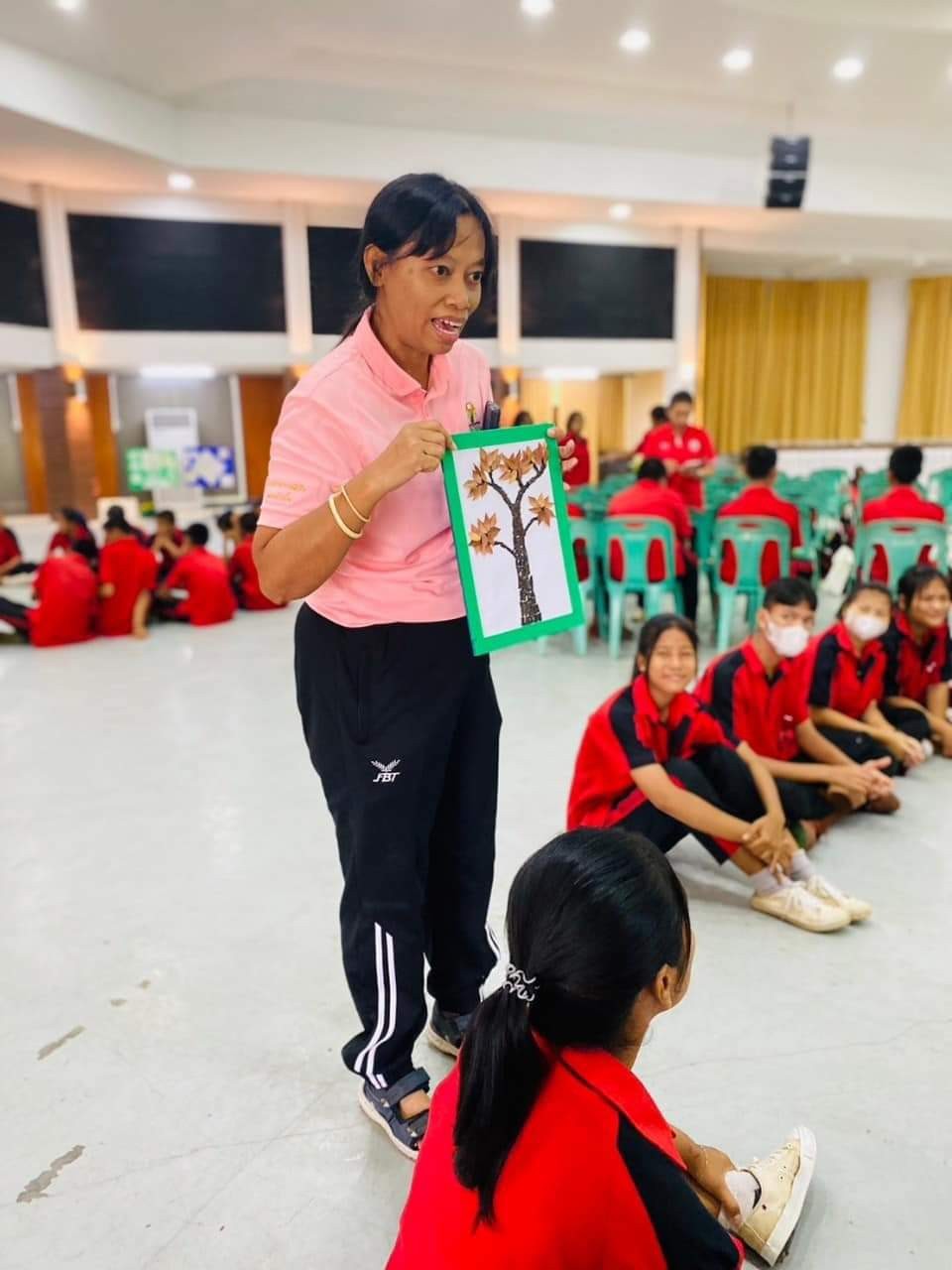 A person holding a picture

AI-generated content may be incorrect.