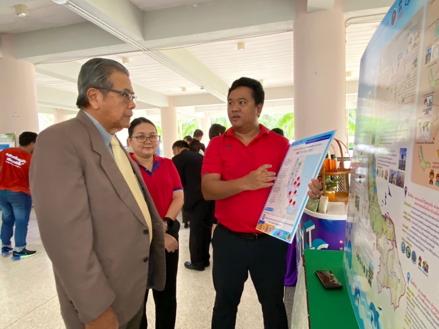 A person in a suit looking at a map

AI-generated content may be incorrect.