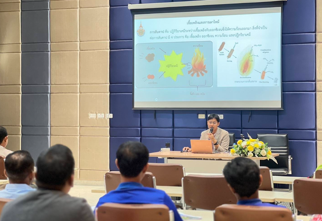 A person in front of a screen
AI-generated content may be incorrect.