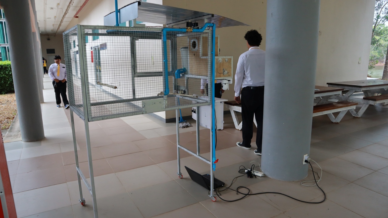 A person standing in a room

AI-generated content may be incorrect.