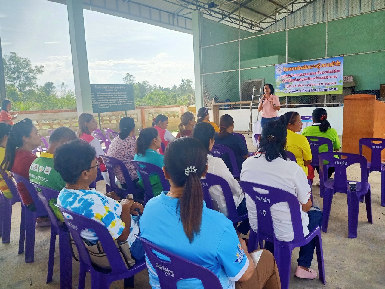 A person standing in front of a group of people

AI-generated content may be incorrect.