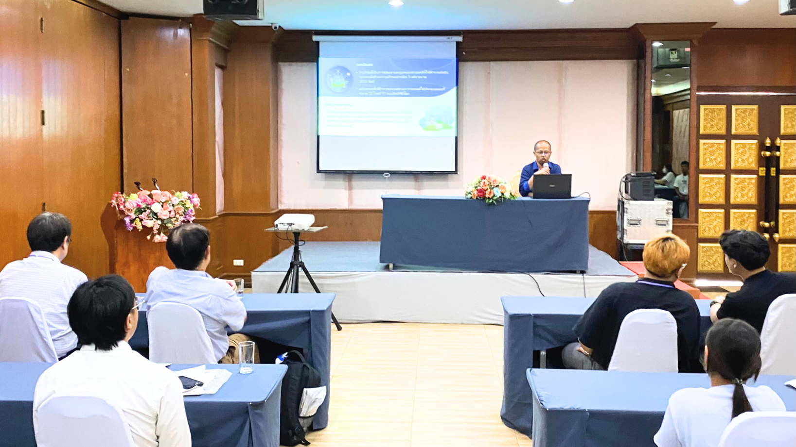 A person standing in front of a screen

AI-generated content may be incorrect.