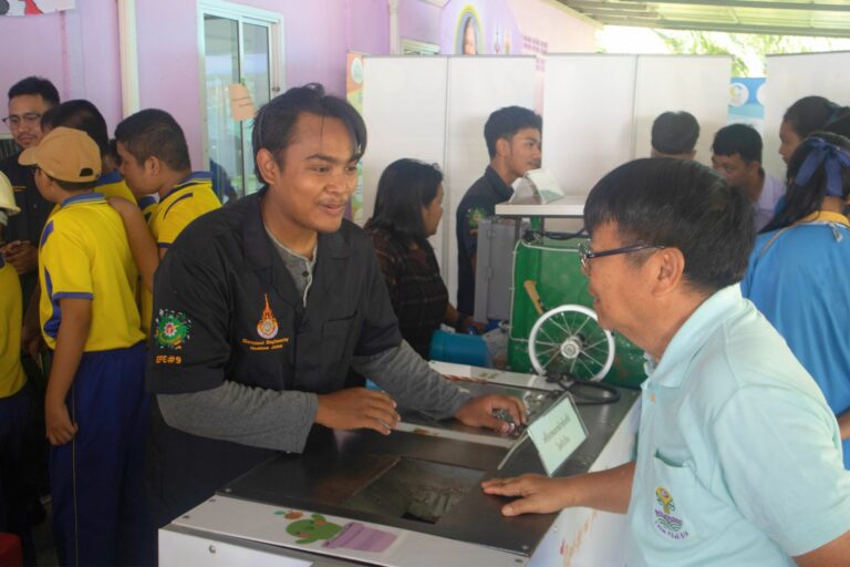 A person talking to a person at a counter

AI-generated content may be incorrect.