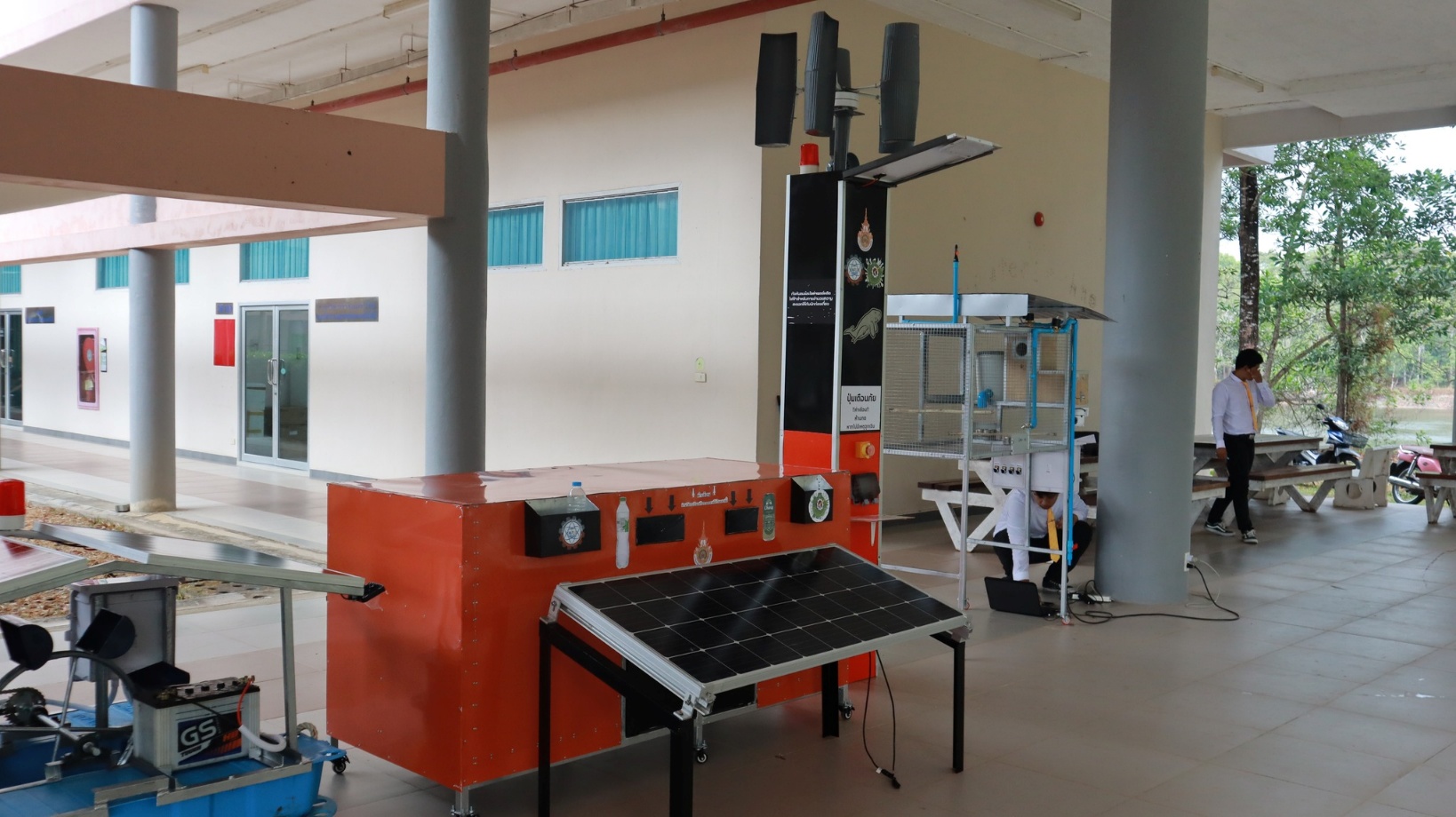 A red machine in a room

AI-generated content may be incorrect.