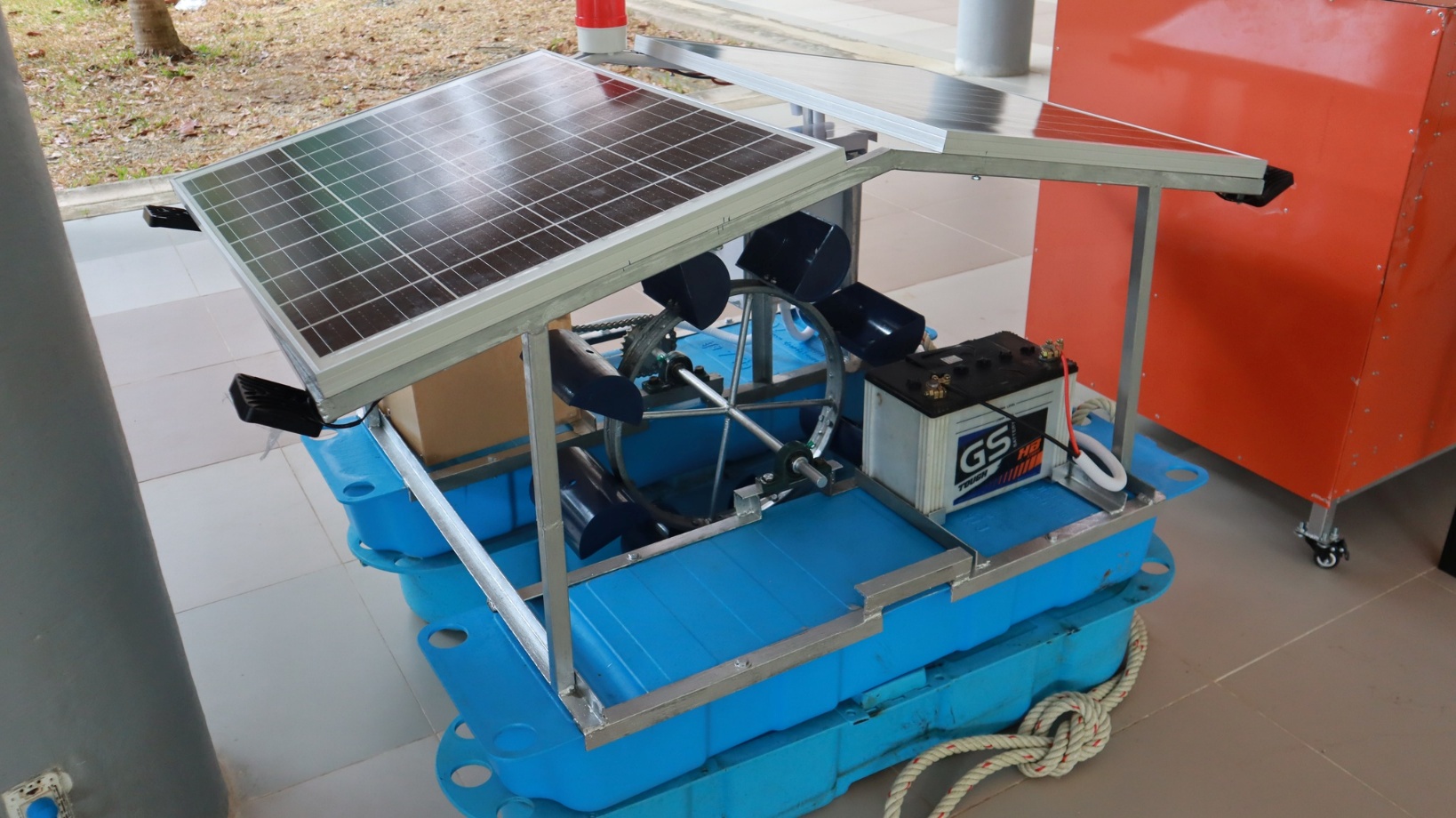 A solar panel on a blue container

AI-generated content may be incorrect.
