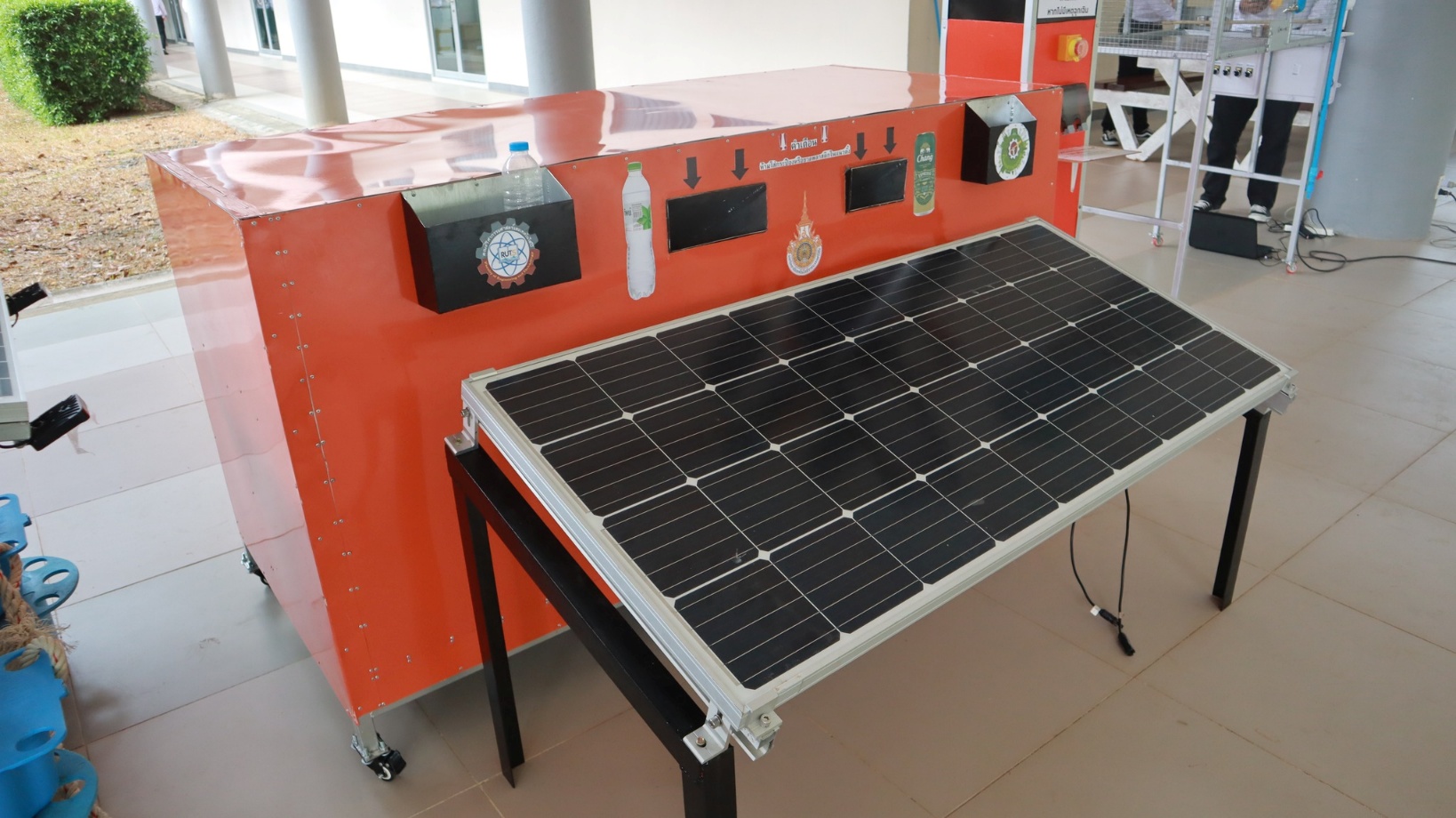 A solar panel on a table

AI-generated content may be incorrect.