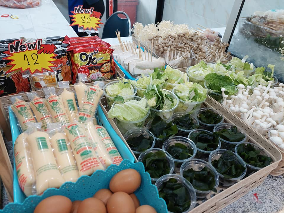 A table with food items and a price tag
AI-generated content may be incorrect.