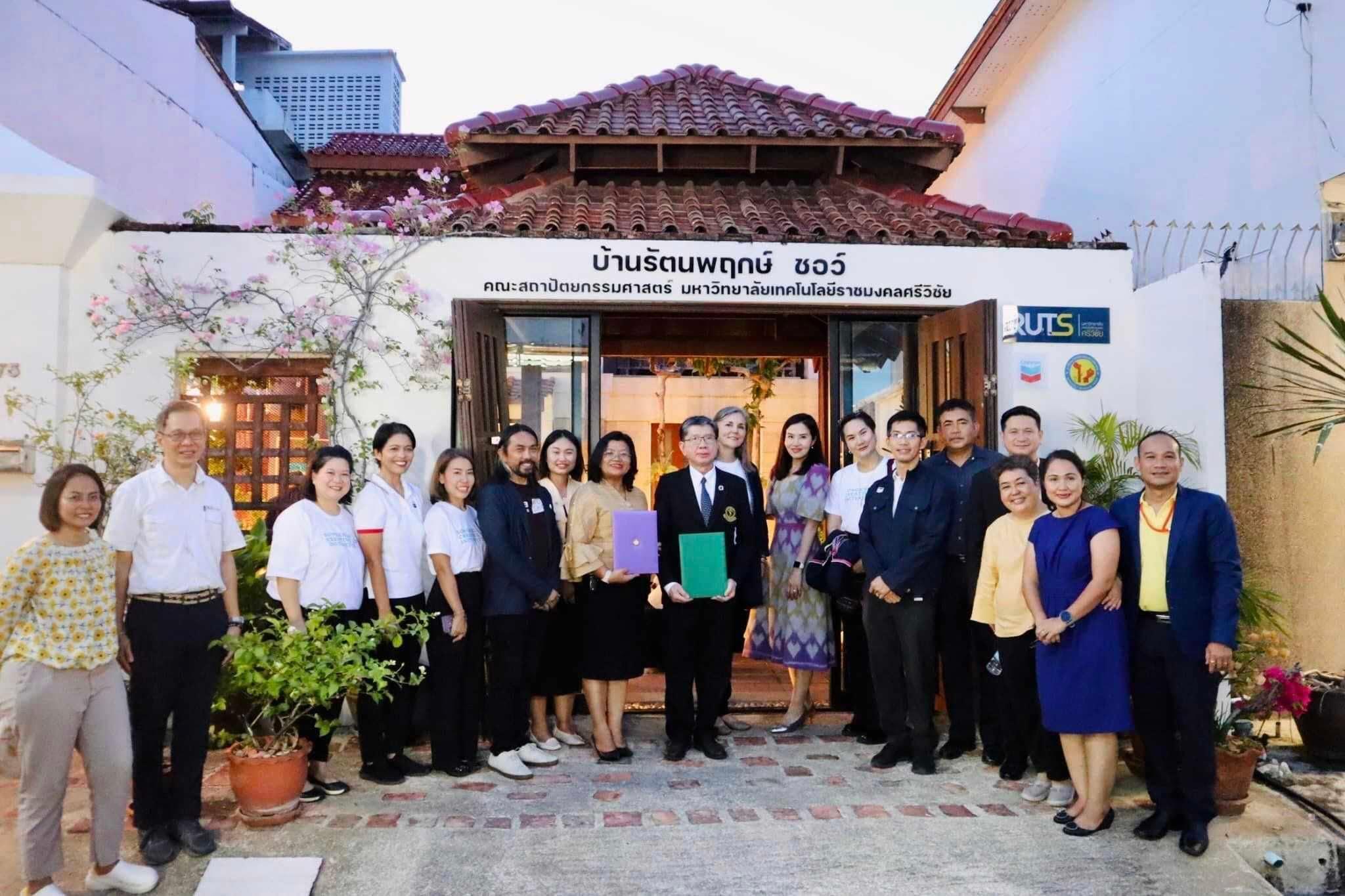 No photo description available.