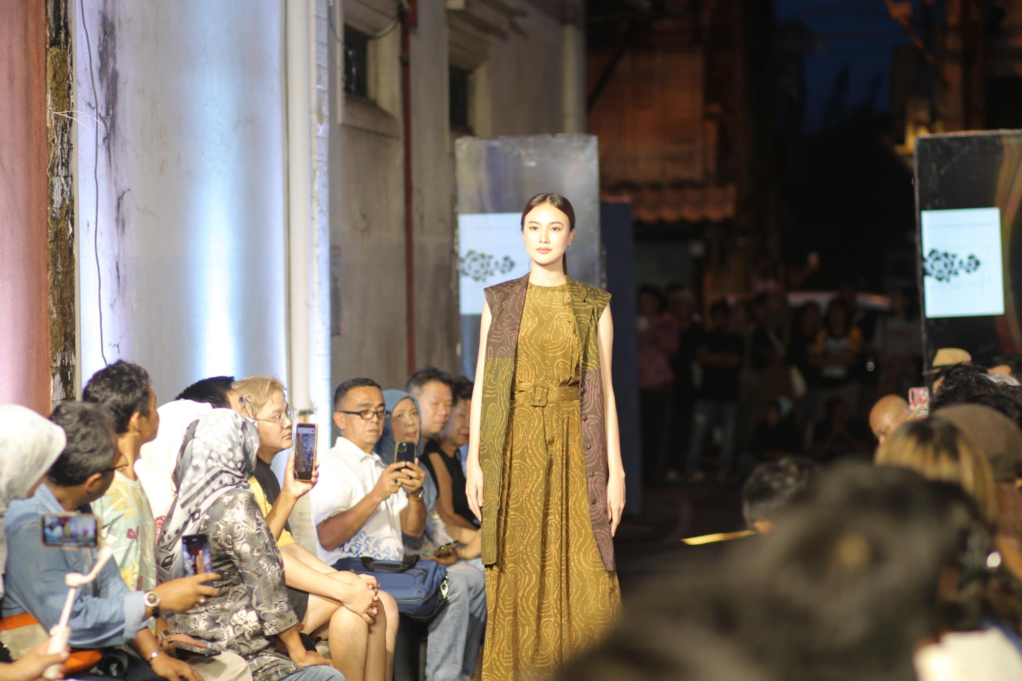 No photo description available.