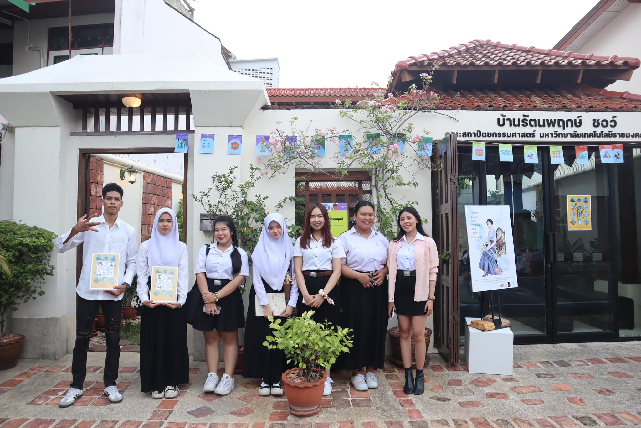 No photo description available.